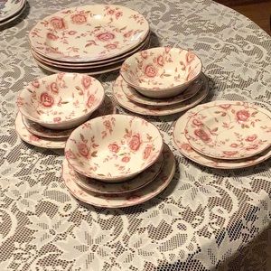 Rose Garden by TableMates Homestead collection